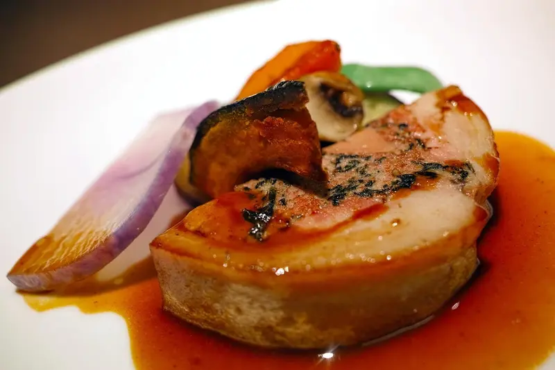 Foie gras maison avec gelée au porto et pain d'épices